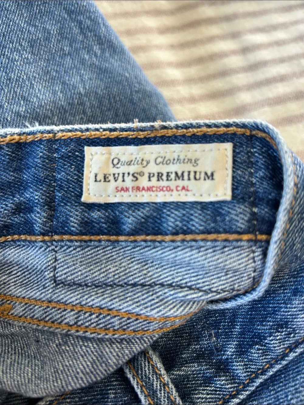 Levi’s Wedgie Straight Distressed Jeans Size 30x28 High Rise Raw Hem